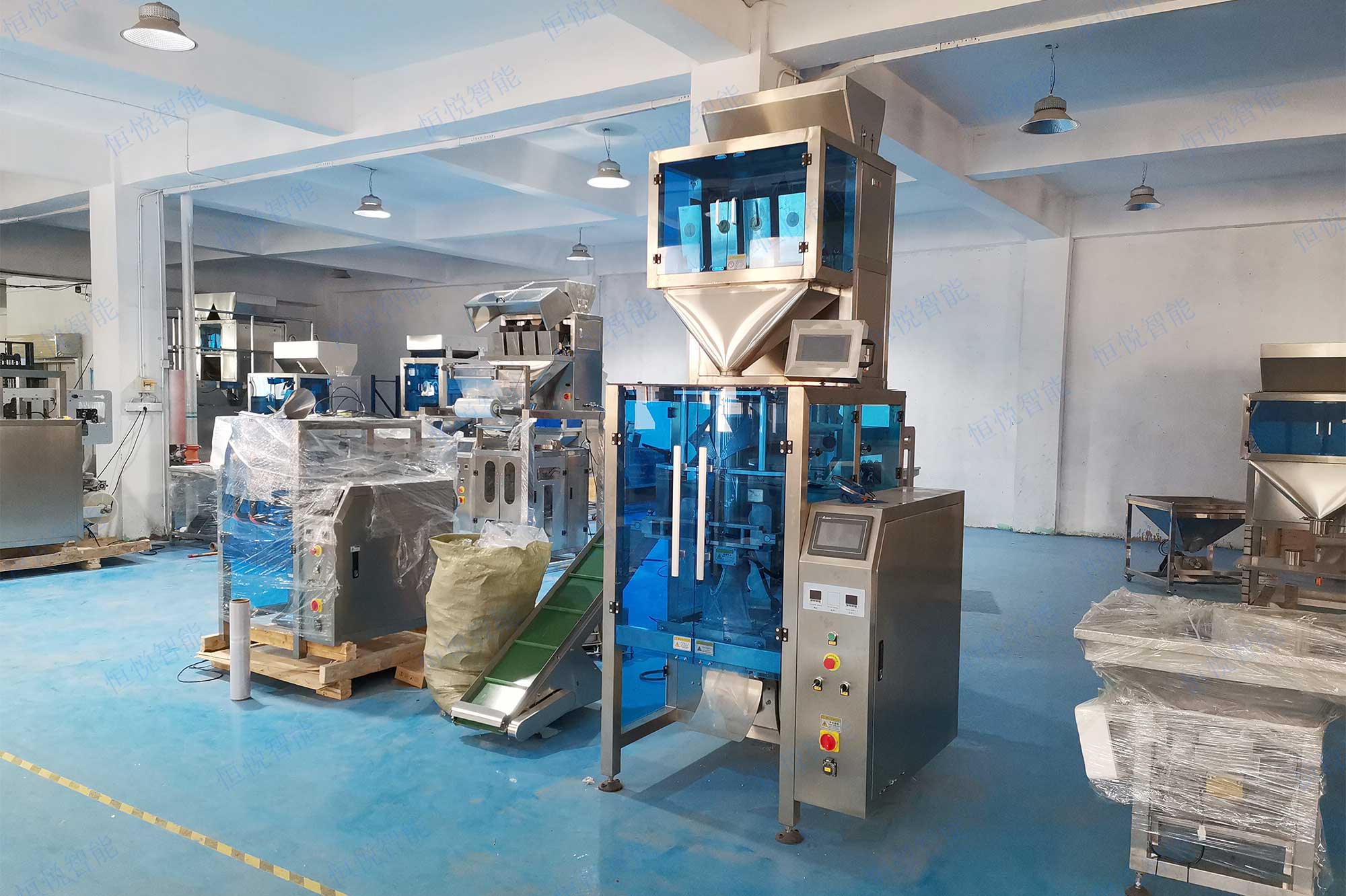 全自动颗粒称重一级大香蕉黄片械设备是一种机械给料装置与传感器称重装置结合的一种定量装袋机械